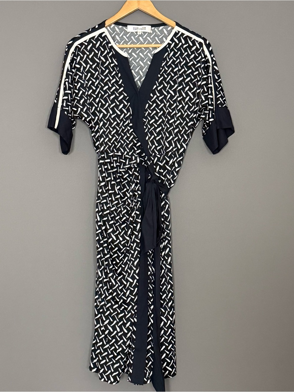 Diane von Furstenberg DVF Silk Wrap Dress Black White Print Womens Small Midi